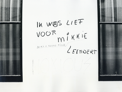 406949 Afbeelding van de met viltstift aangebrachte leus Ik was lief voor Mikkie / and he's a fucking Fickie / Leendert ...